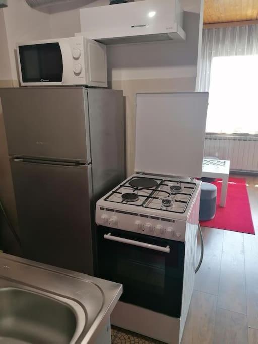 Cozy 1-Bdrm Apt In Dubec, Ideal For Work Or Study Sesvete Kültér fotó
