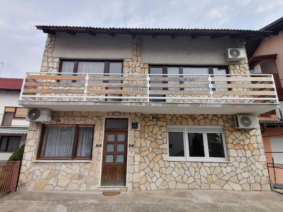 Cozy 1-Bdrm Apt In Dubec, Ideal For Work Or Study Sesvete Kültér fotó