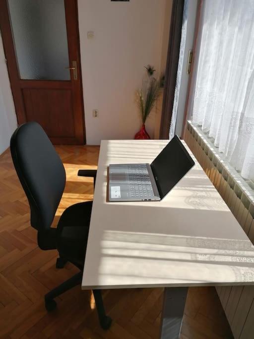 Cozy 1-Bdrm Apt In Dubec, Ideal For Work Or Study Sesvete Kültér fotó